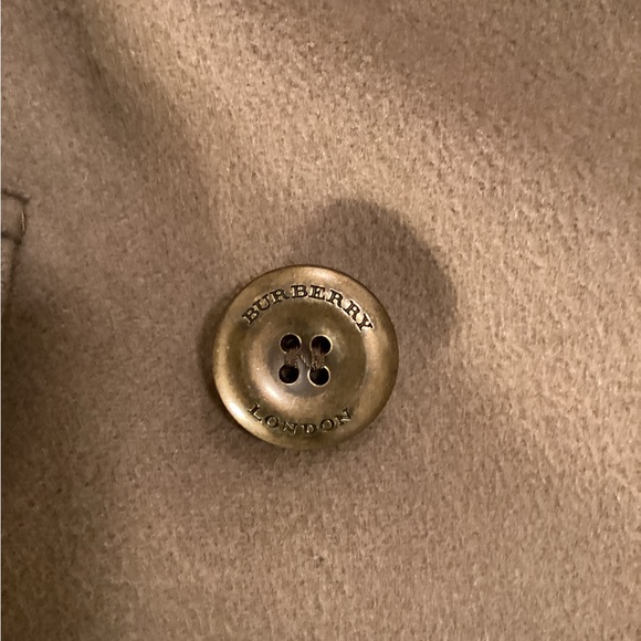 Burberry London Virgin Wool Coat
• Brown
• Pointed Collar
• Flap - Picture 5 of 12